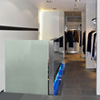 Elementi d'arredo e stand capi negozio/showroom in acciaio inox e vetro.